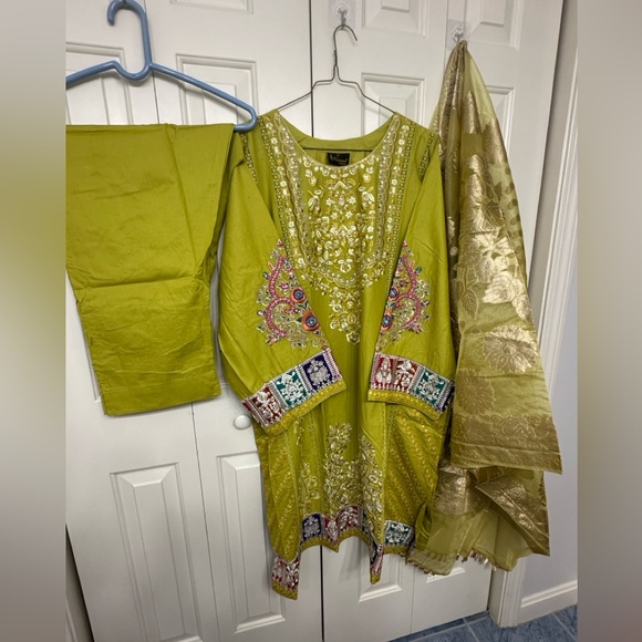 Karma Other - Super Sale‼️Embroidered luxury Green Traditional Outfit by Dikhawa size 24
